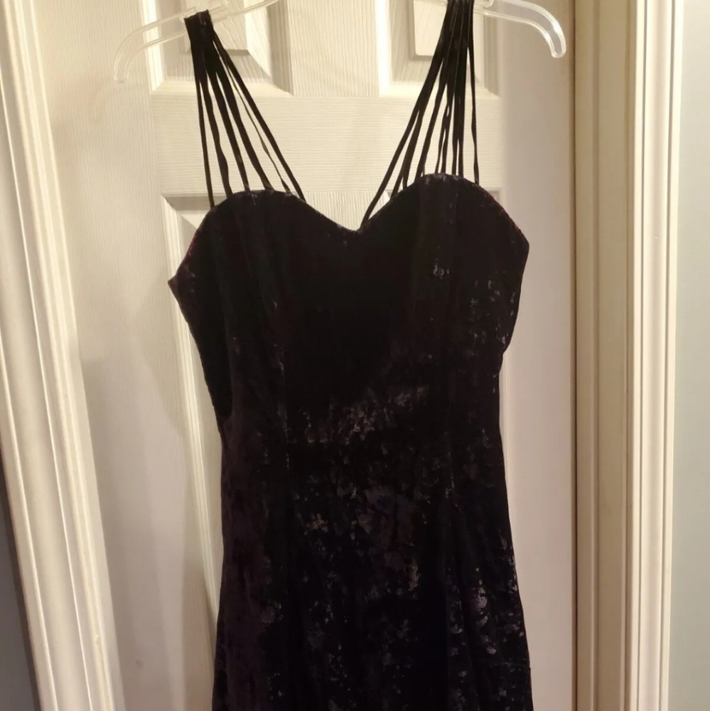 Vintage Zeena Zaki New York, size 9/10, deep purple, crushed velvet short dress.